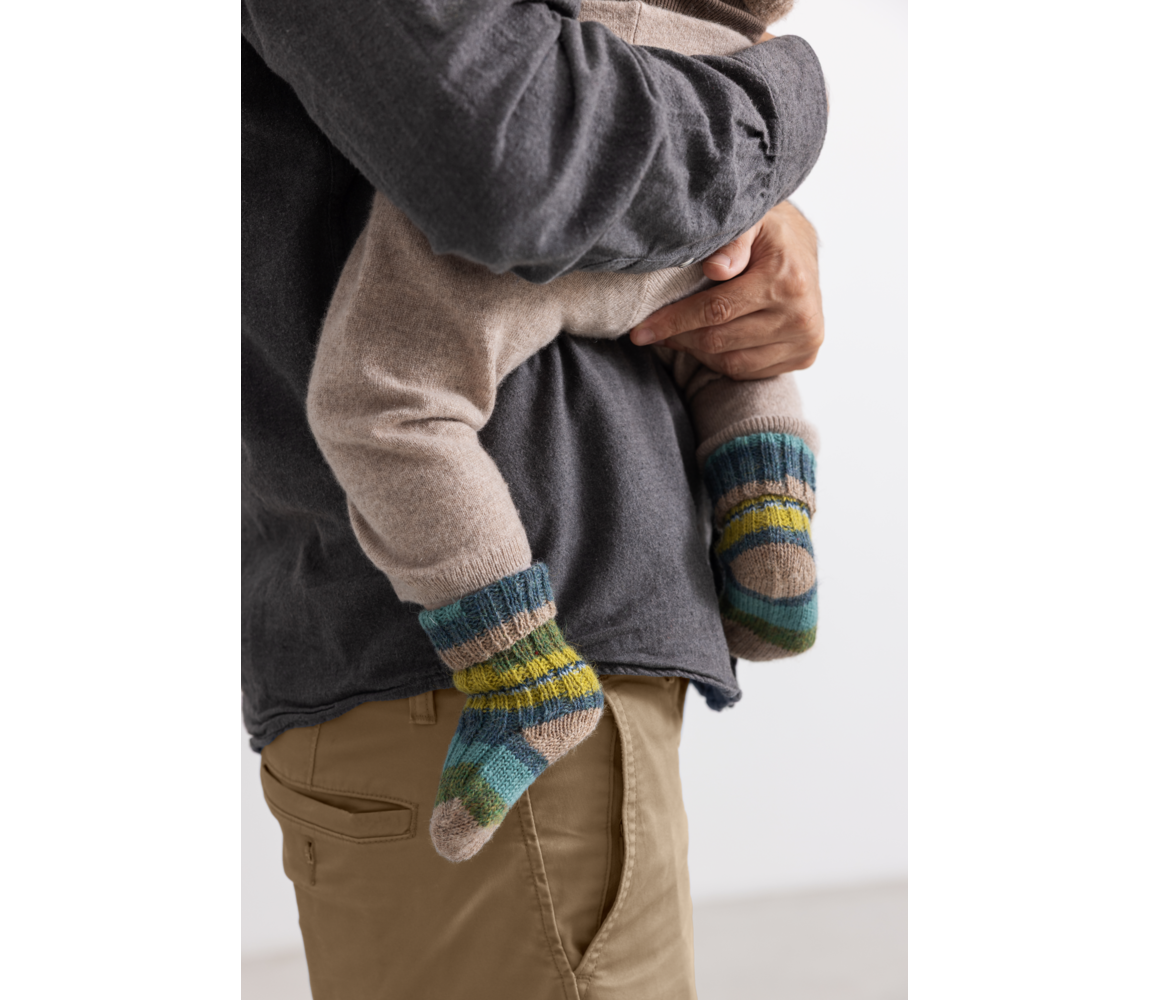 Kind trägt MarMar Azusa Socken Multicolour Boy bei Bärechind
