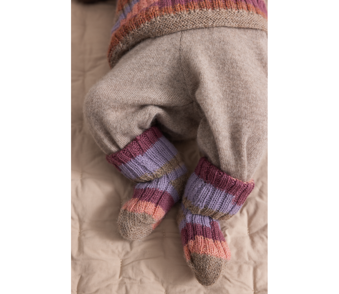 Kind trägt MarMar Azusa Socken Multicolour Girl bei Bärechind