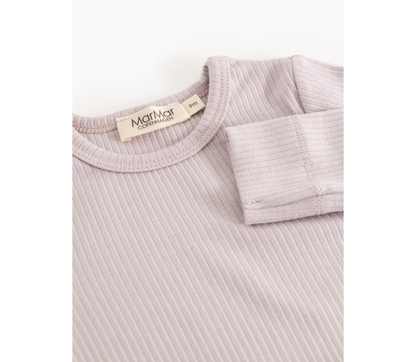 Detailaufnahme Halsausschnitt des MarMar Rippbodys, Cloud Gray