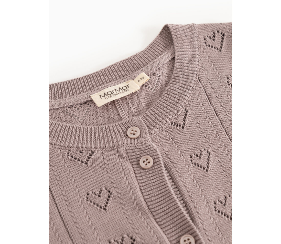 Ausschnitt-Detail der MarMar Strickjacke Herzmuster, Dusty Purple