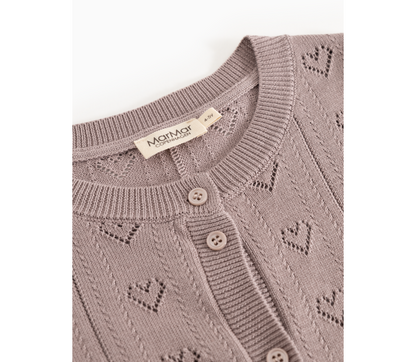 Ausschnitt-Detail der MarMar Strickjacke Herzmuster, Dusty Purple
