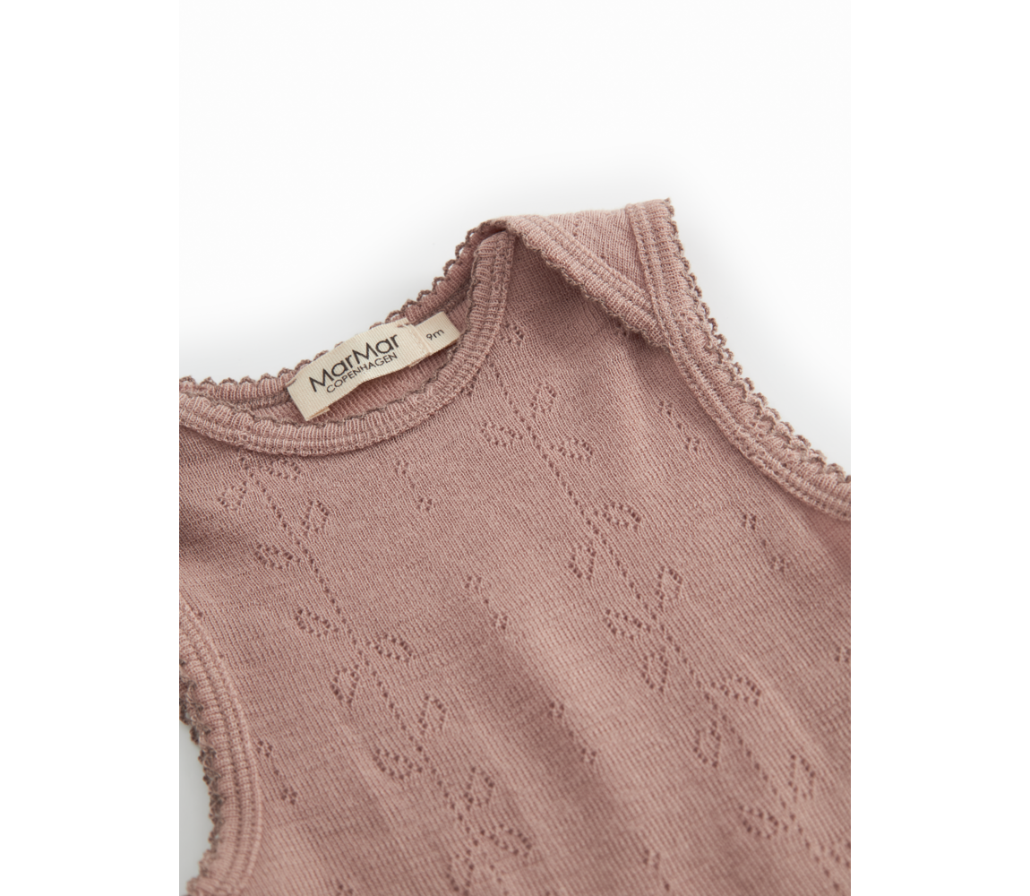 Detailaufnahme Halsausschnitt des MarMar Wollbodys, Burnt Rose