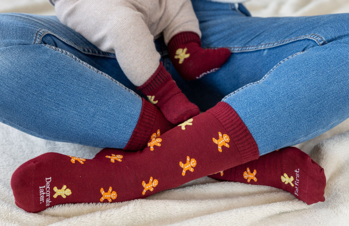 Mama und Baby in gleichen Lebkuchenmann Socken aus weicher OEKO-TEX Baumwolle