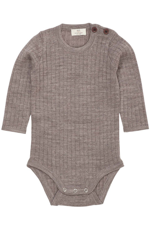 Baby Body aus Merinowolle in natural melange, frontal, erhältlich bei Bärechind in Winterthur, Zürich Schweiz.