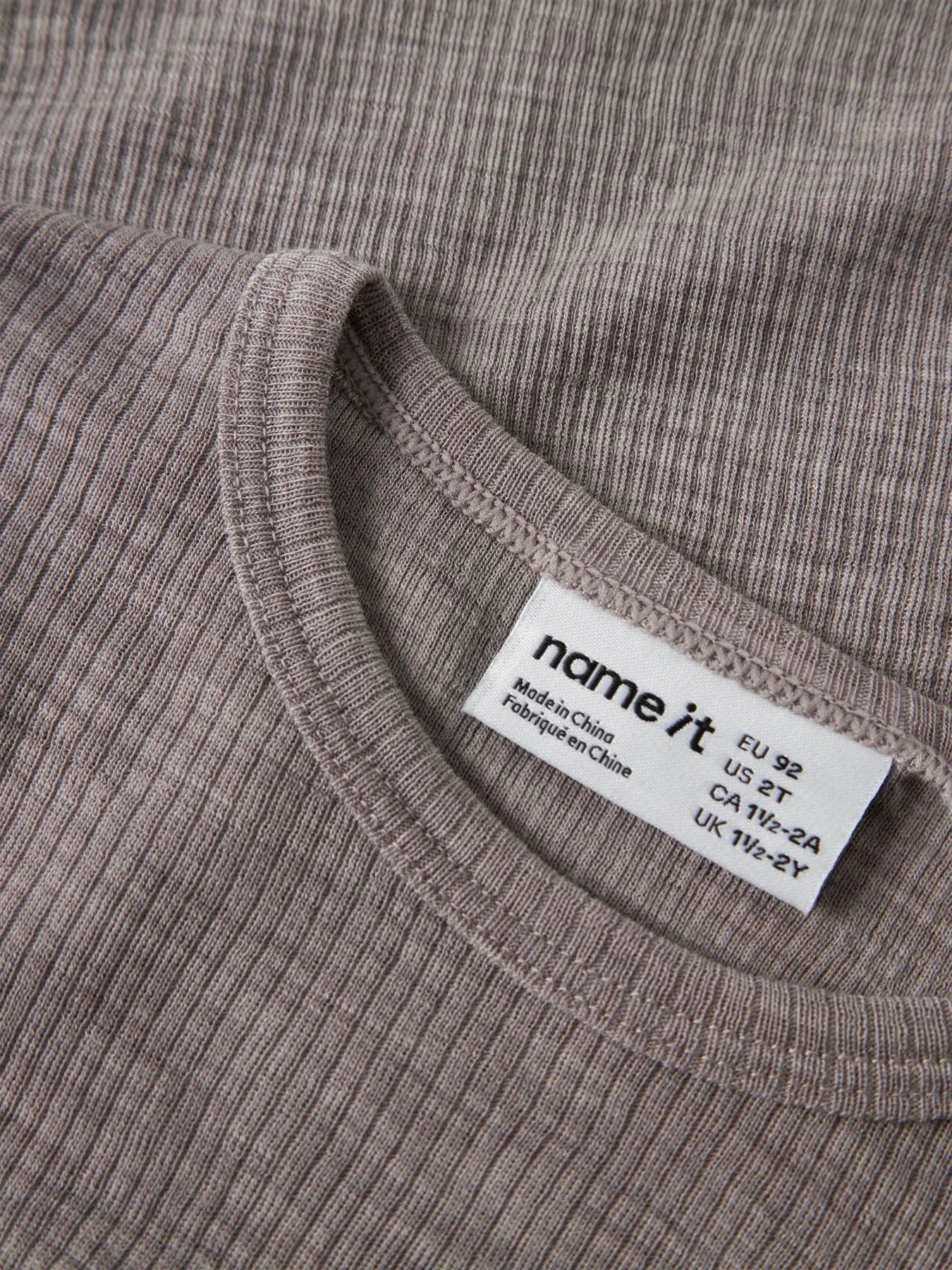Detailaufnahme des Name it Merino Langarmshirts aus Bio Merinowolle in satellite