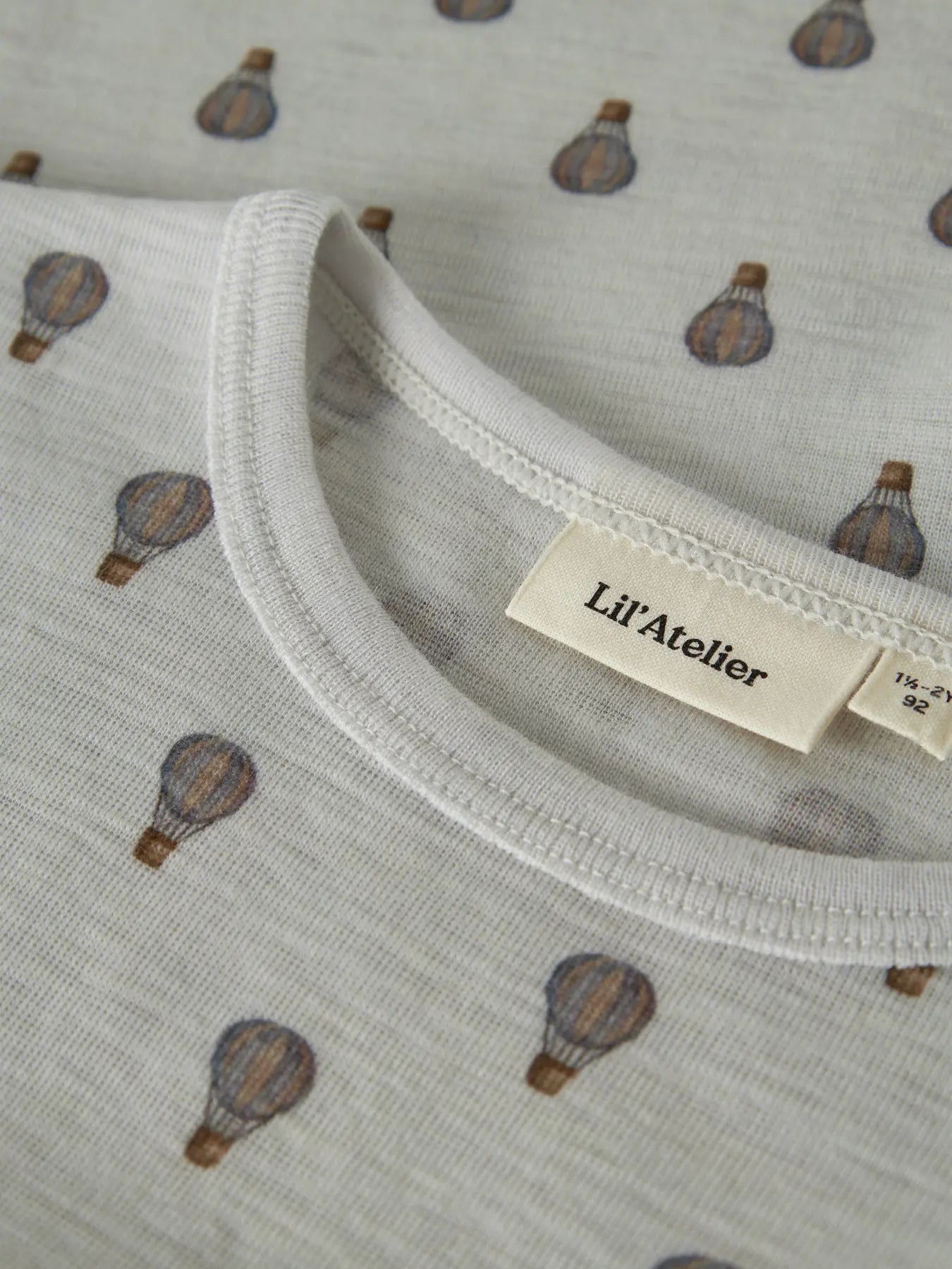 Detailansicht des Heissluftballonprints auf dem Merino Langarmshirt
