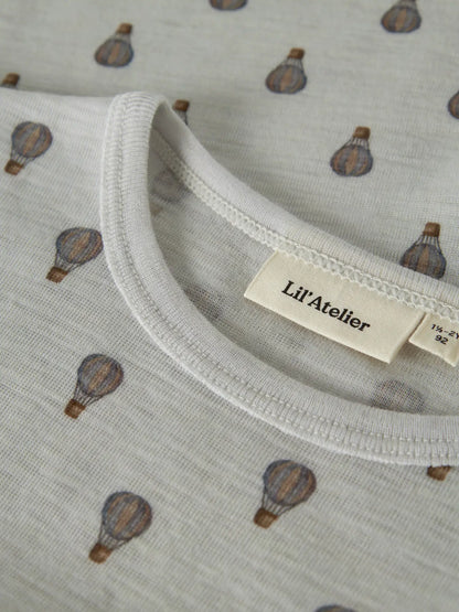 Detailansicht des Heissluftballonprints auf dem Merino Langarmshirt