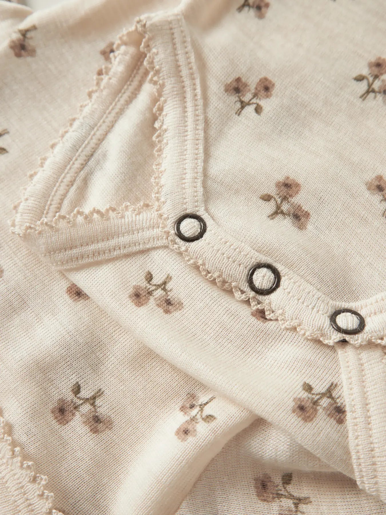 Detailansicht des Langarmbodys mit Blumenprint, Turtledove