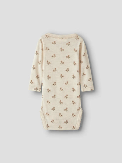 Langarmbody mit Blumenprint in Turtledove, Ganzansicht