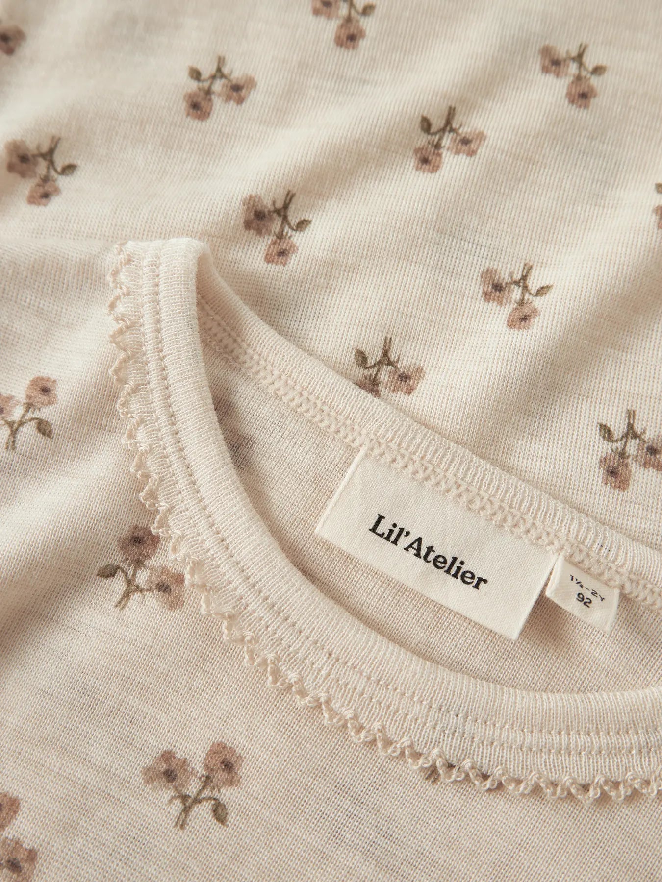 Detailansicht des Langarmshirts mit Blumenprint, Turtledove