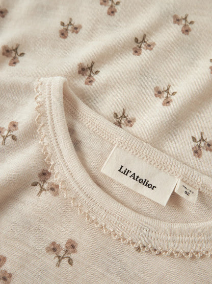 Detailansicht des Langarmshirts mit Blumenprint, Turtledove