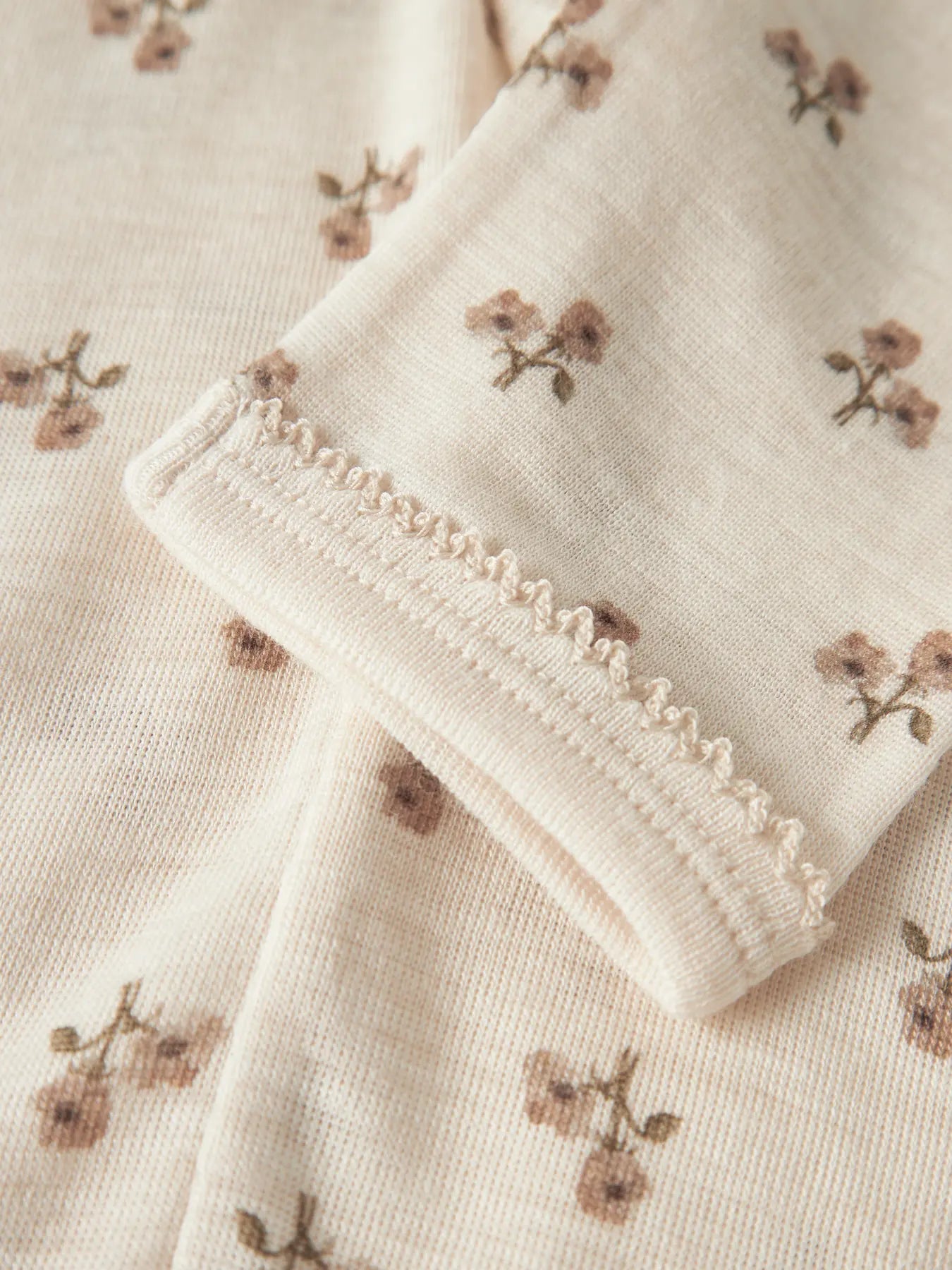 Detailansicht des Beinabschlusses der Legging mit Blumenprint, Turtledove