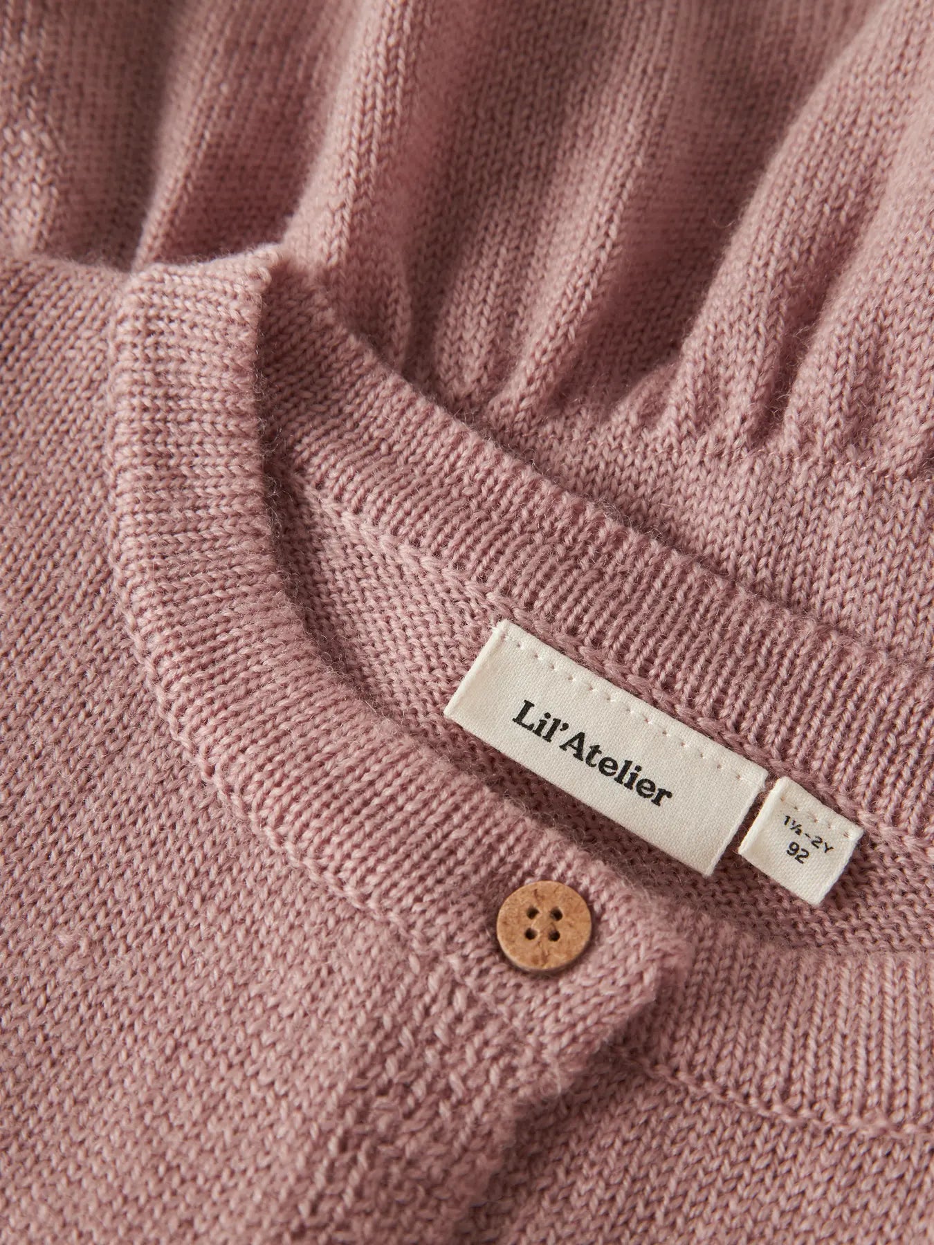Detailansicht der Rüschen an der Merino Strickjacke in Fawn