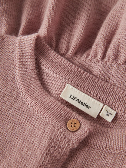 Detailansicht der Rüschen an der Merino Strickjacke in Fawn