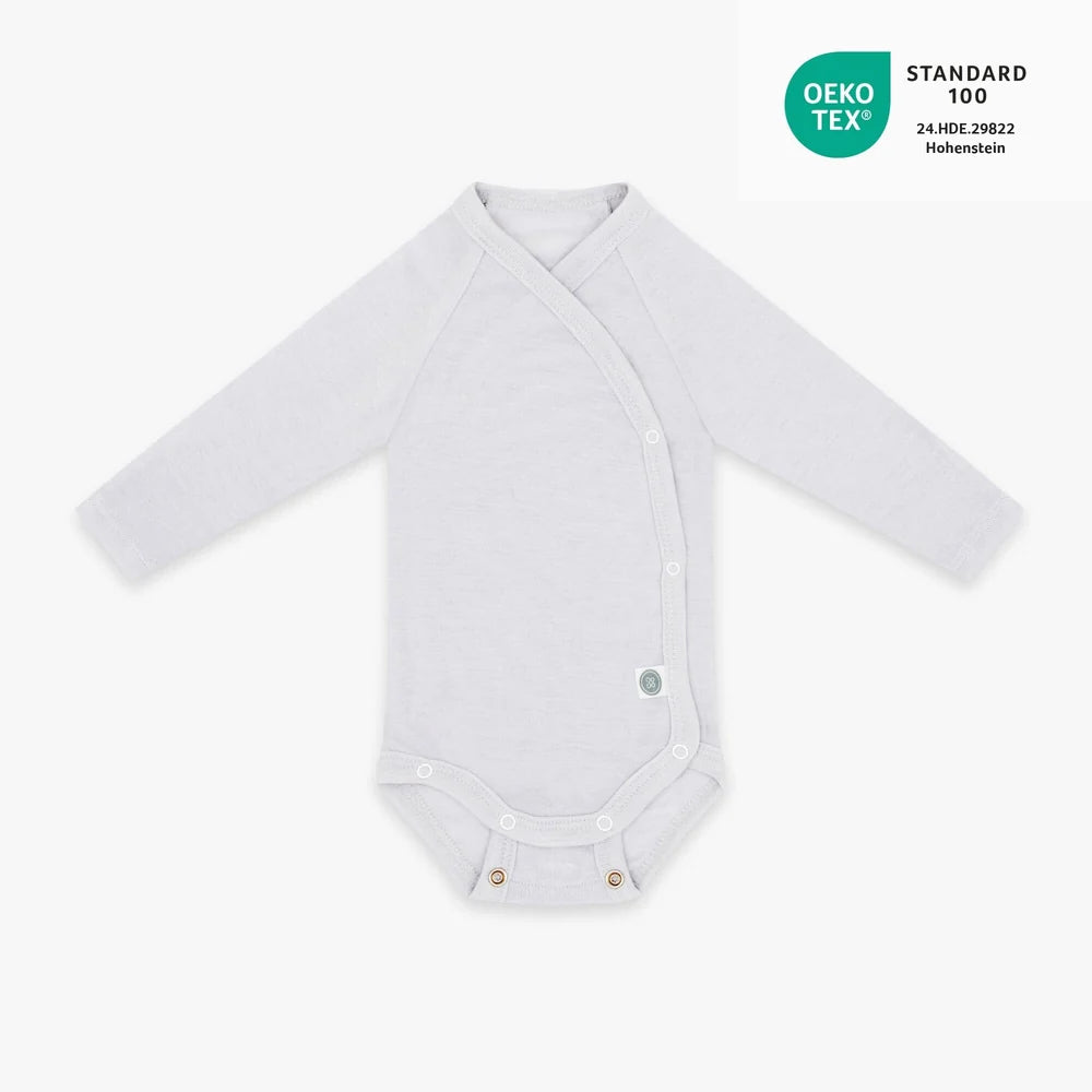 Grauer Merino Wickelbody von Emma & Noah aus 100 % Merinowolle, erhältlich im Bärechind in Winterthur, Zürich, Schweiz.