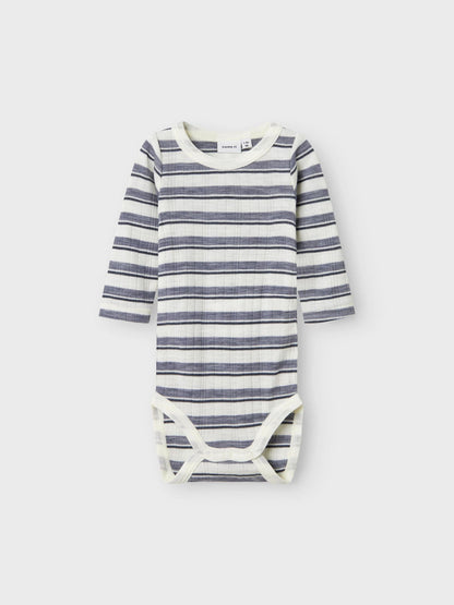  Langärmliger Babybody aus Merinowolle mit grau-weissen Streifen, flachliegend