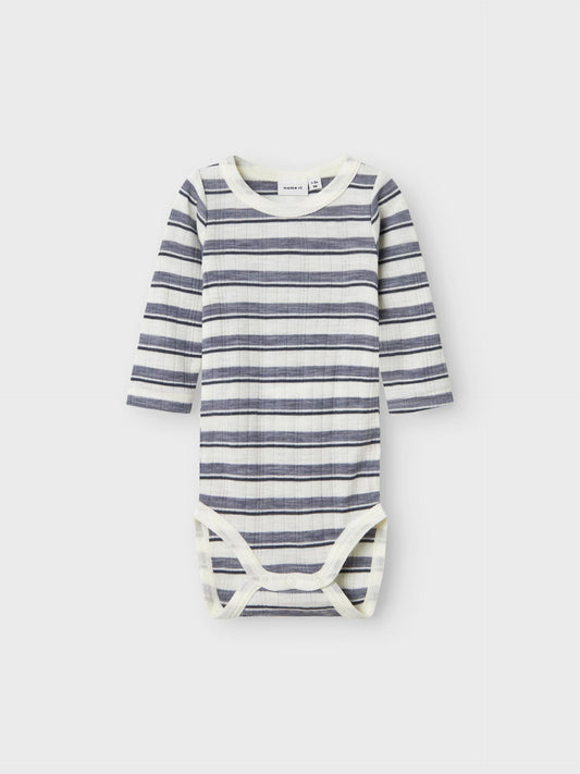  Langärmliger Babybody aus Merinowolle mit grau-weissen Streifen, flachliegend