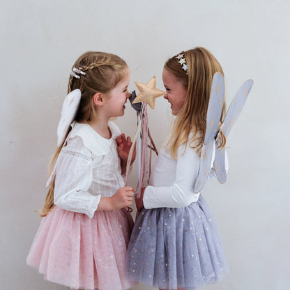 Zwei Kinder mit Mimi & Lula Feenflügeln in Grau und Rosa, erhältlich im Bärechind Schweiz.