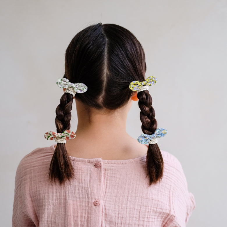 Kind trägt Mimi & Lula Blumen Schleifen Haargummis von Bärechind Winterthur Zürich Schweiz