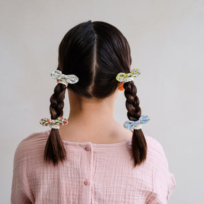 Kind trägt Mimi & Lula Blumen Schleifen Haargummis von Bärechind Winterthur Zürich Schweiz