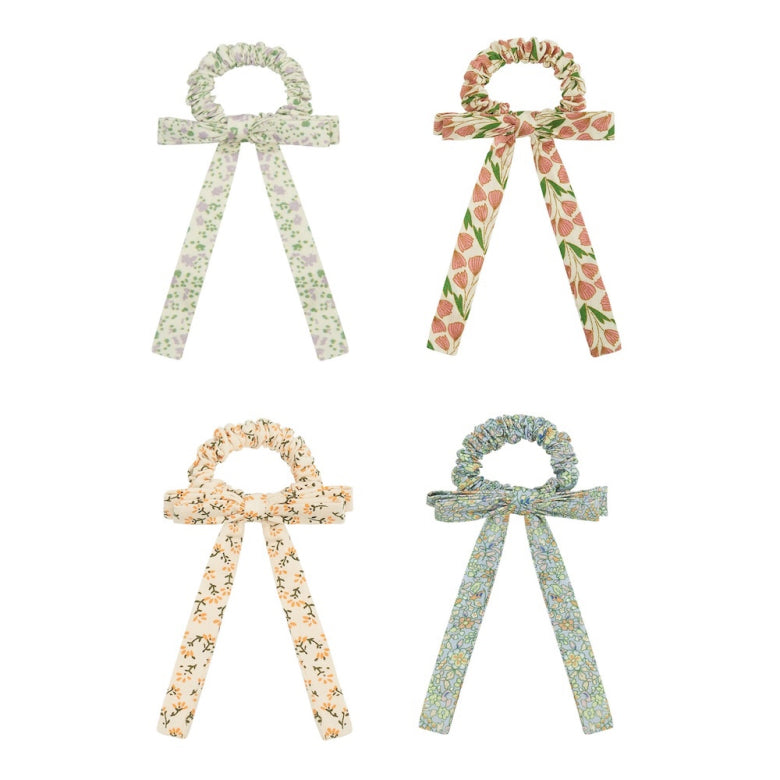 Kind trägt Mimi & Lula Blumen Scrunchies mit Schleife von Bärechind Winterthur Zürich Schweiz