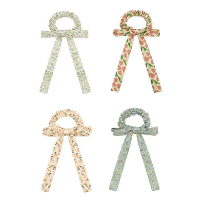 Kind trägt Mimi & Lula Blumen Scrunchies mit Schleife von Bärechind Winterthur Zürich Schweiz