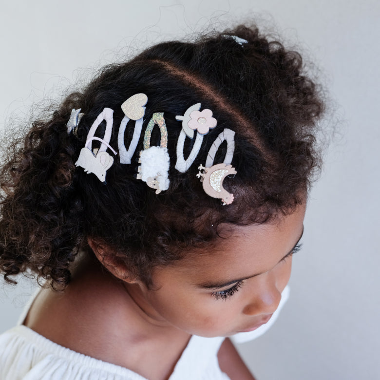 Kinderfrisur mit Mimi & Lula Haarclips Bauernhof-Tiere, erhältlich bei Bärechind.