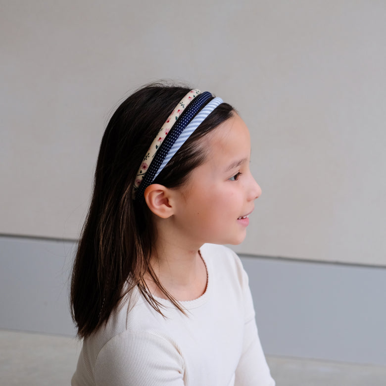 Mimi & Lula Haarreifen in Blau und Creme am Kind getragen, erhältlich bei Bärechind Winterthur Zürich Schweiz.