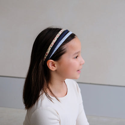 Mimi & Lula Haarreifen in Blau und Creme am Kind getragen, erhältlich bei Bärechind Winterthur Zürich Schweiz.