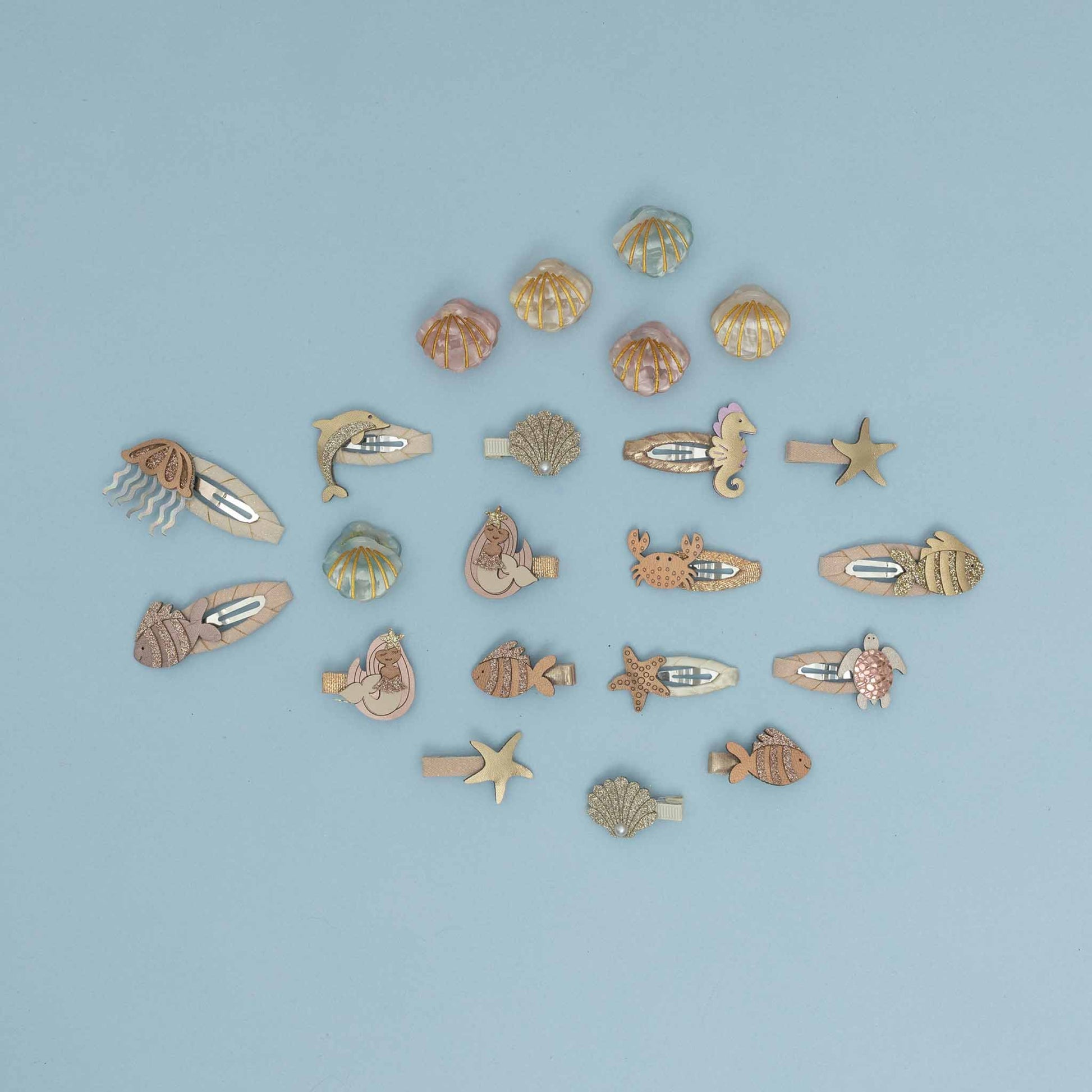 Detailansicht der Haarspangen mit Fisch und Quallenmotiven von Mimi & Lula im Bärechind Winterthur.