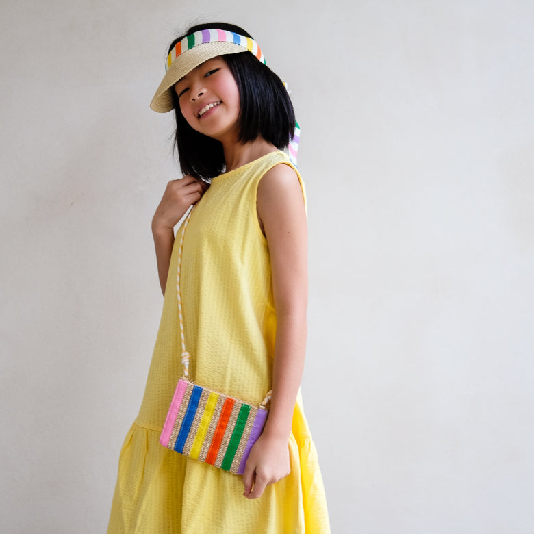 Kind trägt Mimi & Lula Kinder Umhängetasche mit Regenbogenstreifen, erhältlich bei Bärechind Winterthur Zürich Schweiz.