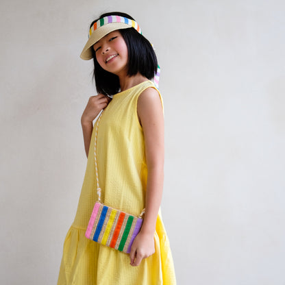 Kind trägt Mimi & Lula Kinder Umhängetasche mit Regenbogenstreifen, erhältlich bei Bärechind Winterthur Zürich Schweiz.