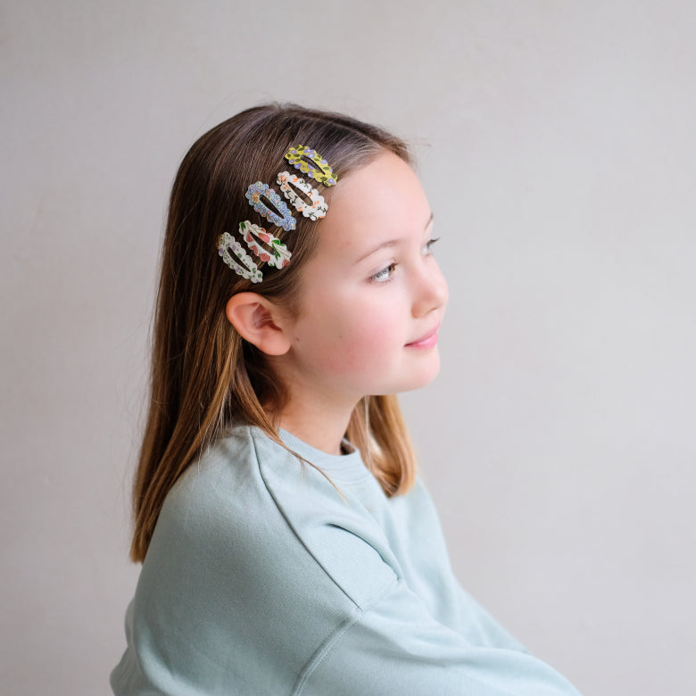 Kind trägt Mimi & Lula Frühlings Haarspangen von Bärechind Winterthur Zürich Schweiz