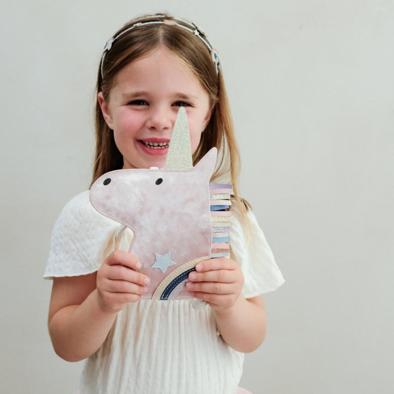 Kinder-Accessoire Einhorn Tasche von Mimi & Lula mit Glitzer und Farben, erhältlich bei Bärechind.
