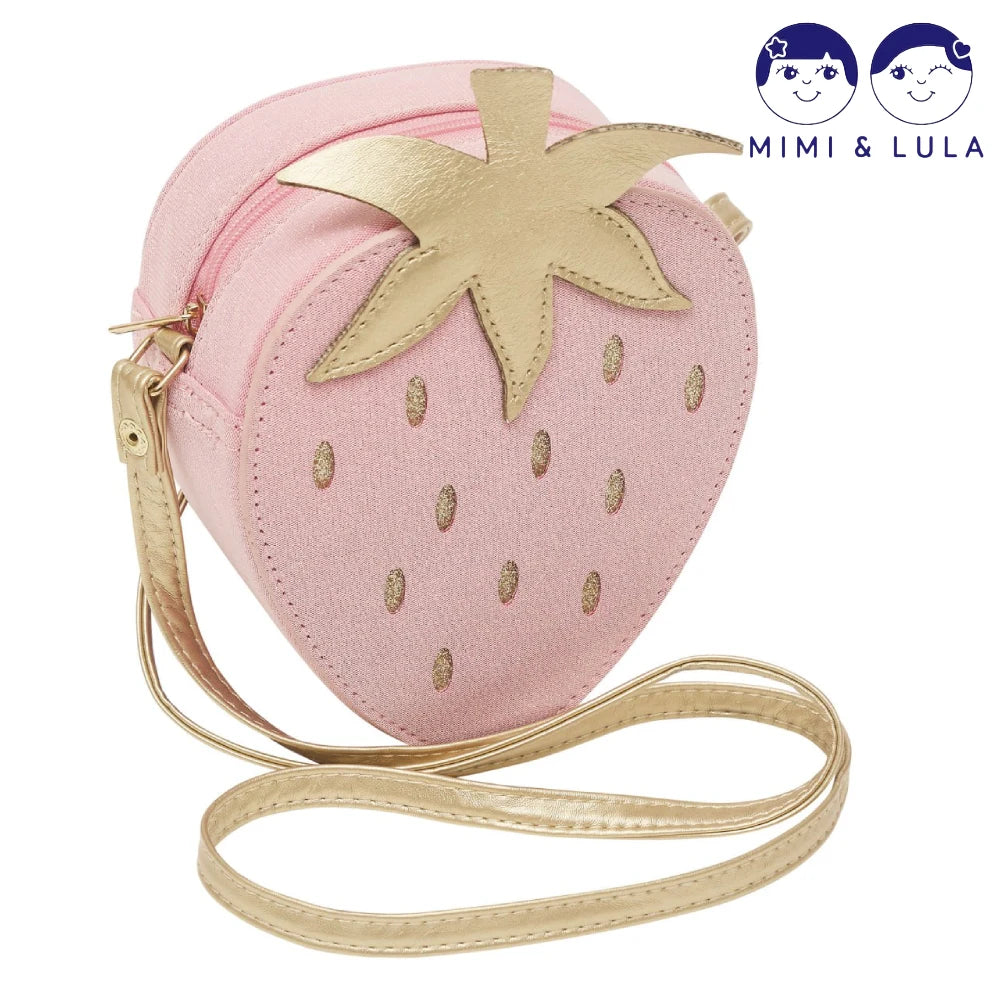 Die Erdbeer Umhängetasche von Mimi & Lula in Rosa und Gold ist ein verspieltes Accessoire für Kinder und im Bärechind Winterthur erhältlich.
