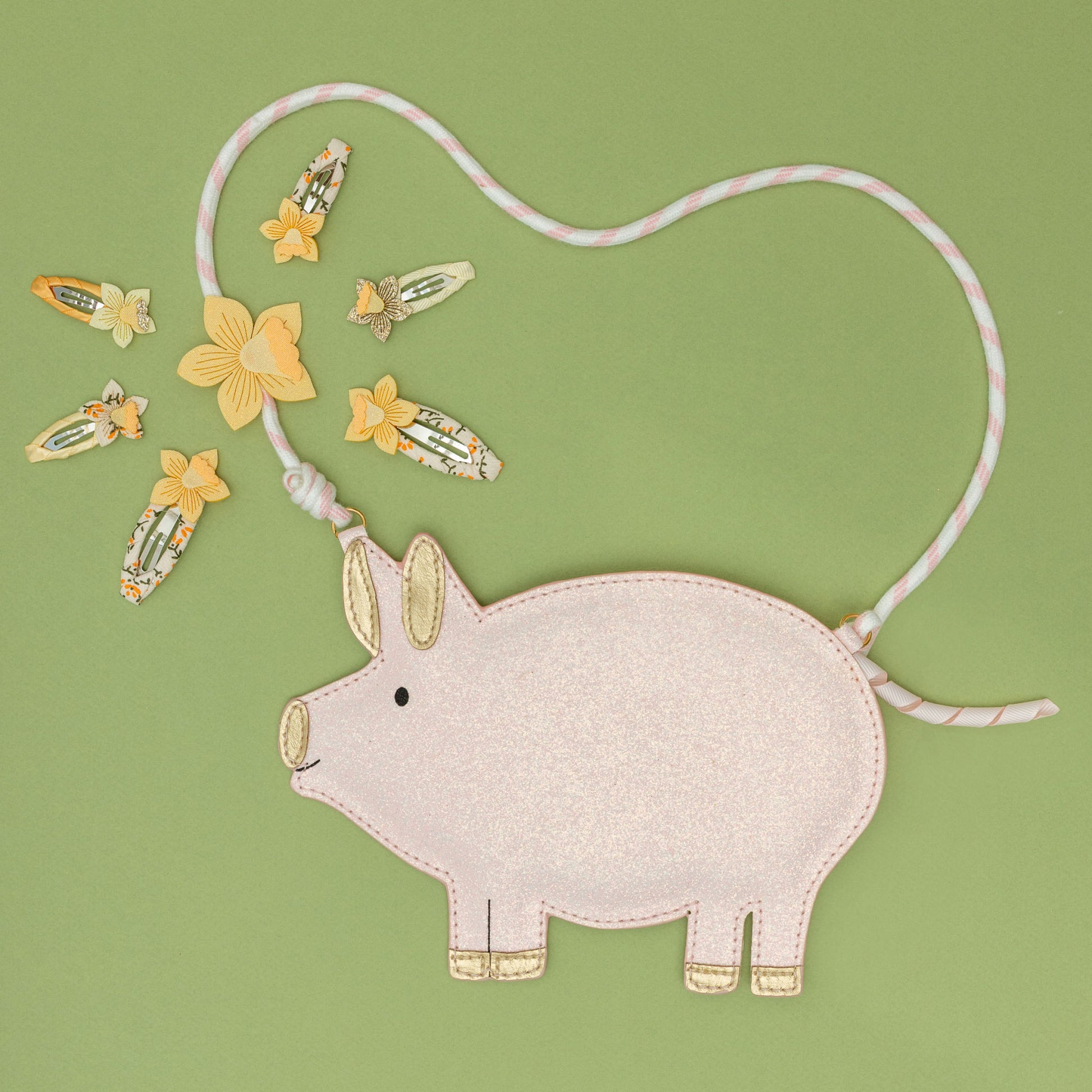 Flatlay Mimi&Lula Haarspangen Set mit gelben Narzissen, erhältlich bei Bärechind in Winterthur, Zürich, Schweiz.