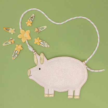 Flatlay Mimi&Lula Haarspangen Set mit gelben Narzissen, erhältlich bei Bärechind in Winterthur, Zürich, Schweiz.