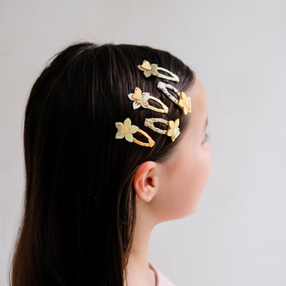 Kind trägt Mimi&Lula Haarspangen mit Narzissen im Haar, zu kaufen bei Bärechind in Winterthur, Zürich, Schweiz.