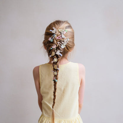 Kind trägt Mimi&Lula Haarspangen mit Oster-Motiven im Zopf, zu kaufen bei Bärechind in Winterthur, Zürich, Schweiz.