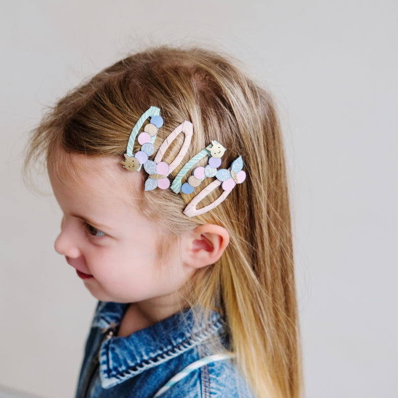 Kind trägt Mimi&Lula Haarspangen mit Raupe und Schmetterling, zu kaufen bei Bärechind in Winterthur, Zürich, Schweiz.