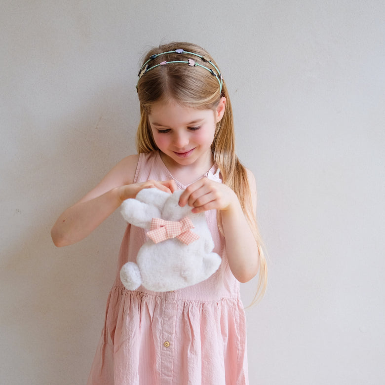 Kind trägt Mimi&Lula Hasen Umhängetasche aus Plüsch, zu kaufen bei Bärechind in Winterthur, Zürich, Schweiz.