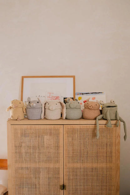 Kinderzimmer mit Mini Korb Peggy the Pig von Lorena Canals als Deko und Stauraum. Bärechind Winterthur Zürich Schweiz.