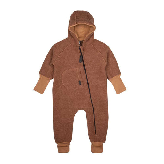 Mini Overall aus Wollwalk in Haselnuss-Braun, frontal fotografiert. Pure Pure by Bauer, Bärechind Winterthur Zürich Schweiz.