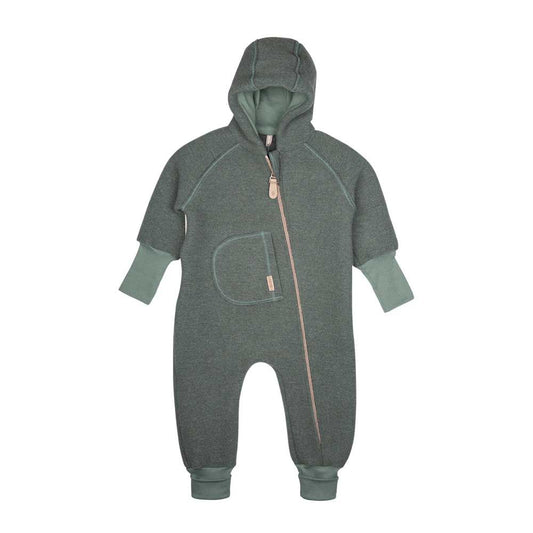 Mini Overall aus Wollwalk in Salbei, frontal fotografiert. Pure Pure by Bauer, Bärechind Winterthur Zürich Schweiz.