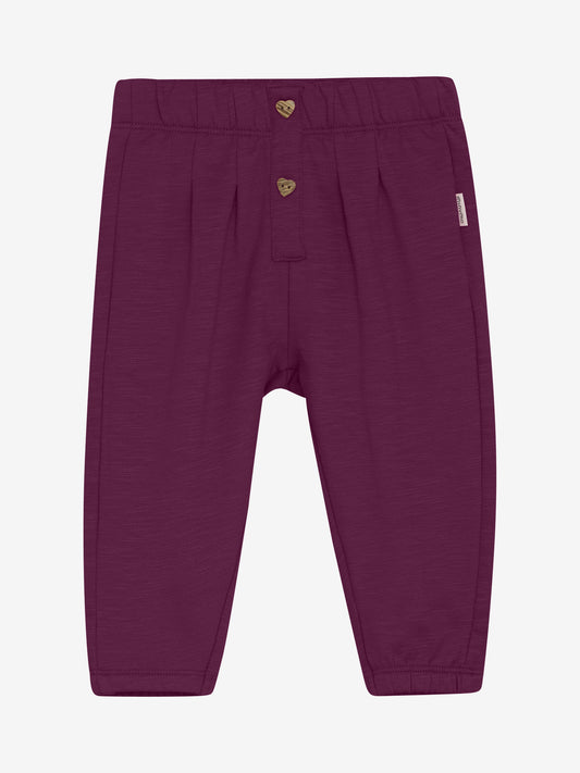 Baby Sweatpants in Himbeer von Minymo – Vorderansicht mit Holzknöpfen