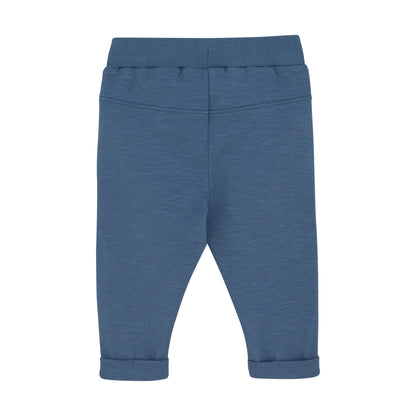 Rückansicht der blauen MINYMO Baumwollhose für Babys – zu kaufen bei Bärechind in Winterthur, Zürich, Schweiz.

