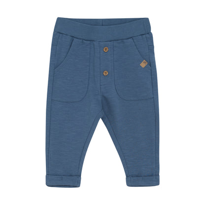 Blaue MINYMO Babyhose aus Baumwolle mit Taschen und Holzknöpfen – erhältlich bei Bärechind in Winterthur, Zürich, Schweiz.