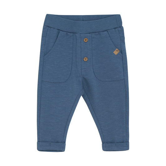 Blaue MINYMO Babyhose aus Baumwolle mit Taschen und Holzknöpfen – erhältlich bei Bärechind in Winterthur, Zürich, Schweiz.