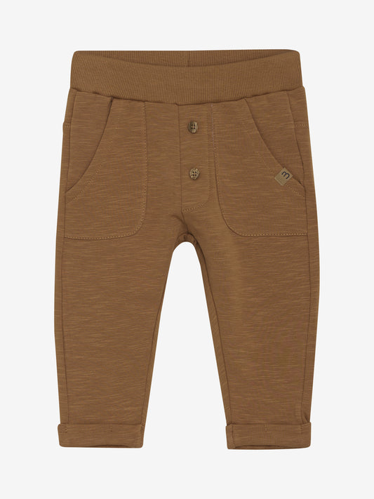 Braune Minymo Baby Sweatpants – Vorderansicht mit Bio-Baumwolle und Holzknöpfen