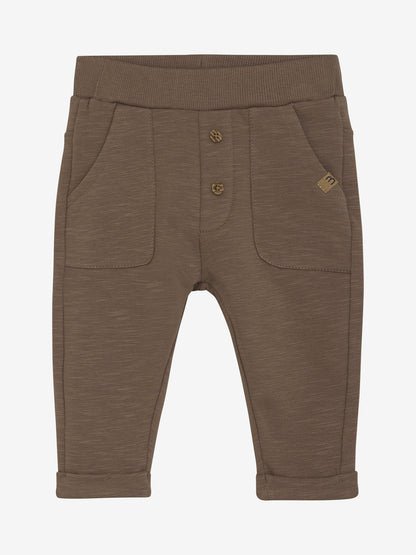 Baby Sweatpants von Minymo in Braun – Vorderansicht mit Taschen und Knöpfen